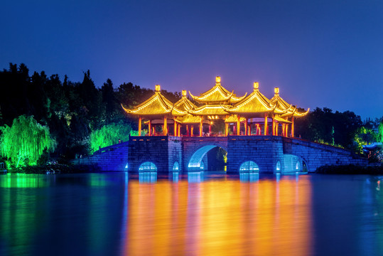 中国江苏扬州瘦西湖五亭桥夜景