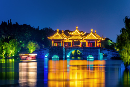 中国江苏扬州瘦西湖五亭桥夜景