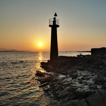 落日海边灯塔