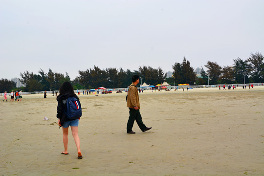 沙滩游客行人
