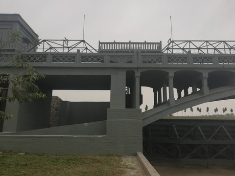 黄河上废弃的铁路桥