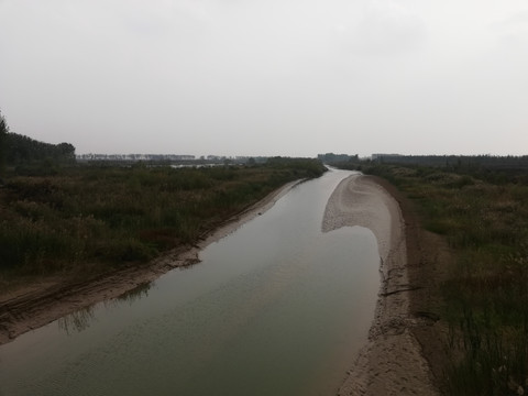 田野中的河流