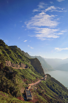 蓝天白云与蜿蜒的公路