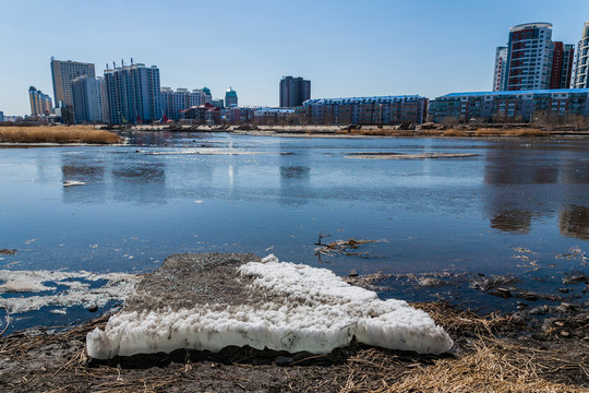 春季河边建筑冰块融化