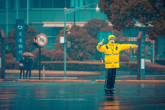 交警指挥交通