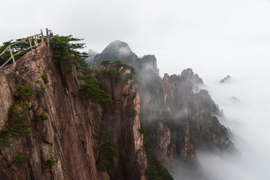 云雾中的黄山风景