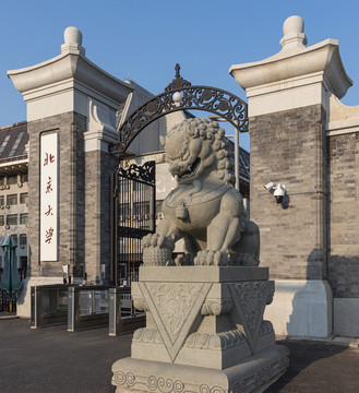 北京大学东门及石狮子