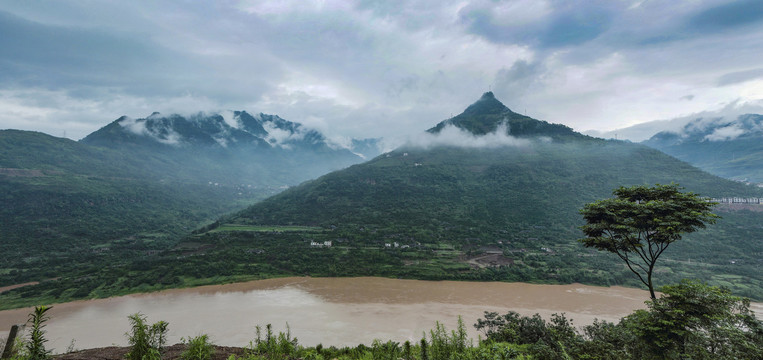 四川宜宾烟雨金沙江自然景观