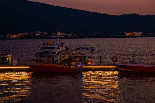 昆明海埂大坝码头夜景