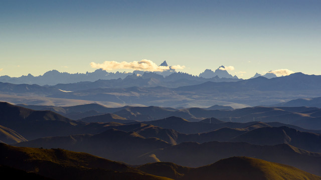 远眺群山