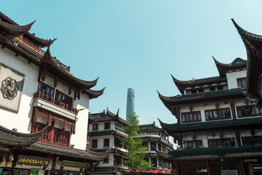 上海城隍庙和中心大厦古今呼应