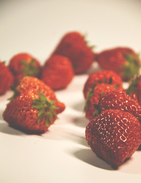 一组奶油草莓虚实散布图