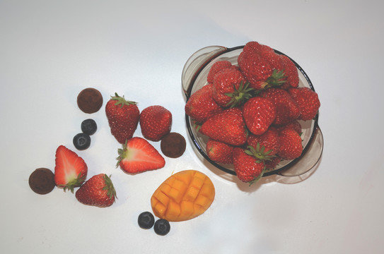 奶油草莓水果俯视图