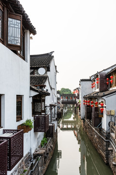 中国苏州的山塘街山塘河沿岸建筑