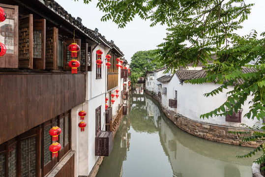 中国苏州的山塘街山塘河沿岸建筑