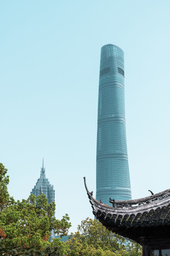 古建飞檐映衬下的上海中心大厦