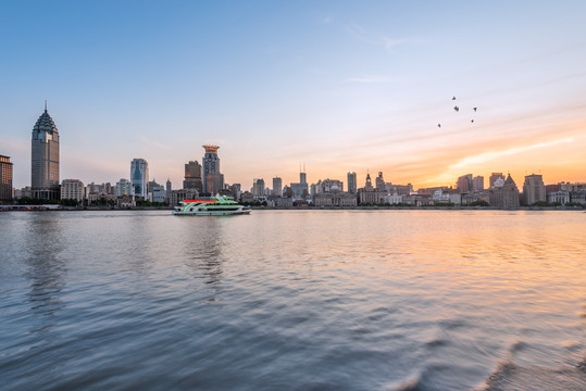 日落下的中国上海黄浦江外滩建筑