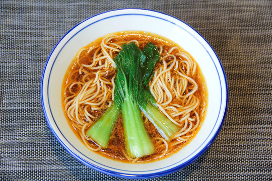 青菜红汤面