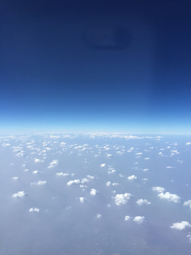 飞机窗外的天空的云