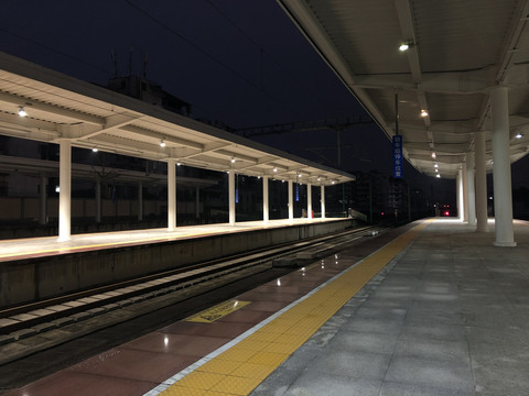 夜色中的高铁站