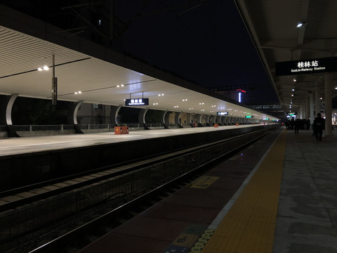 桂林火车站站台夜晚