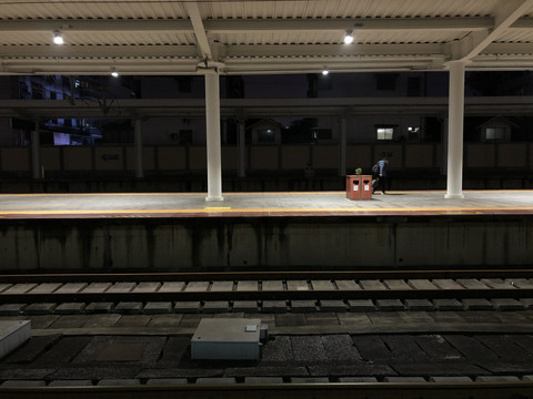 火车站等待出发的游客