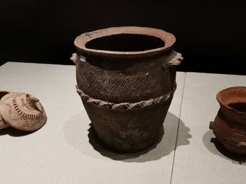 半坡遗址出土仰韶文化夹沙红陶罐