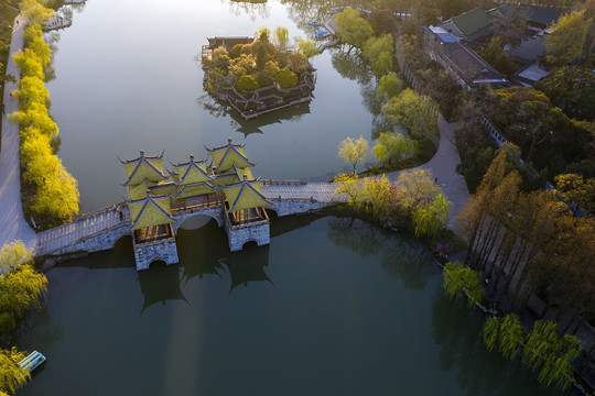 鸟瞰瘦西湖莲花桥晨景