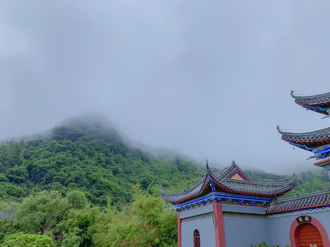 雨中寺庙