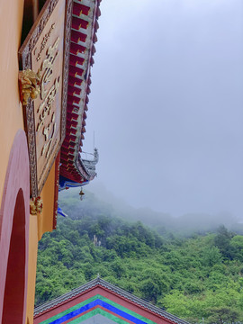 雨中寺庙