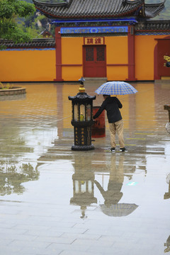 雨中寺庙