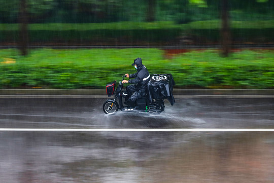 雨中骑行