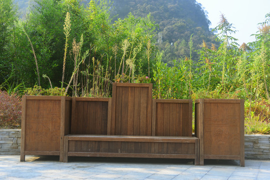 绿色环保概念的盆栽木椅