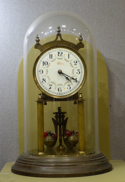 清代玻璃罩铜台钟