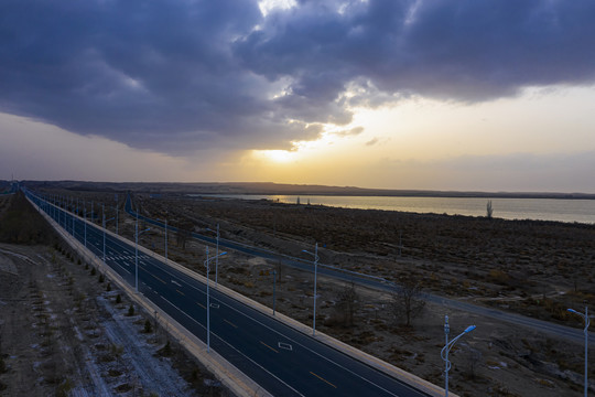 傍晚湖泊旁公路