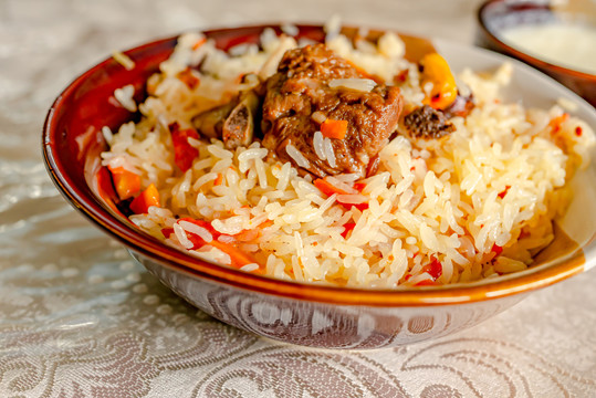 新疆传统美食羊肉手抓饭