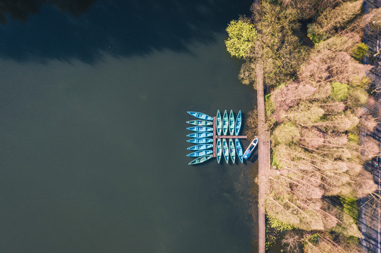 航拍西湖边游船码头风景