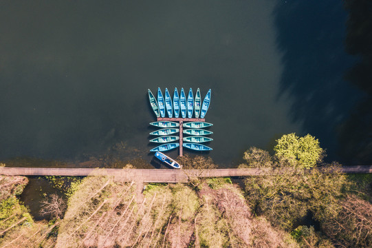 航拍西湖边游船码头风景