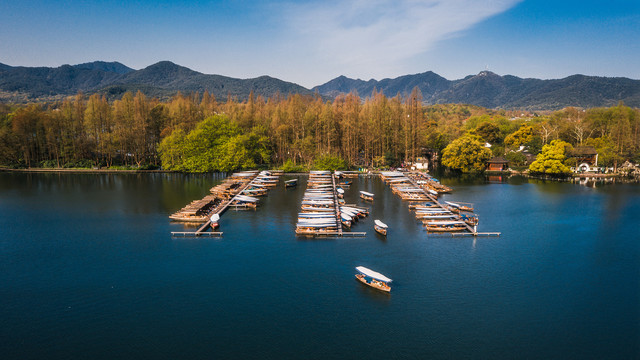 航拍西湖边游船码头风景