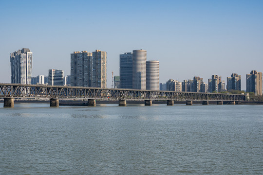 杭州钱塘江大桥和城市天际线