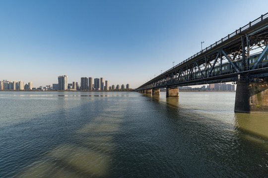 杭州钱塘江大桥和城市天际线