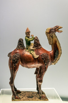 唐代彩色釉陶骆驼载乐伎俑