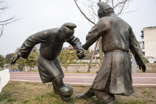 中国古代蹴鞠运动雕塑