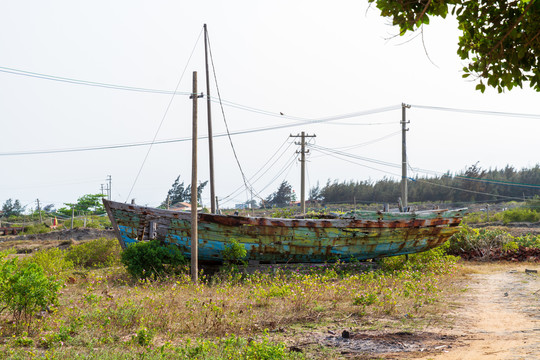 徐闻海滨废弃木船