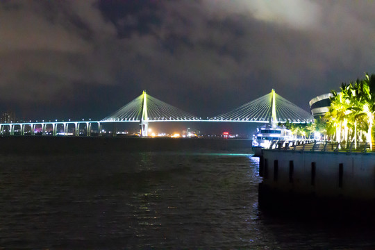 广东湛江海湾大桥夜景
