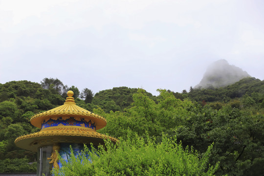 雨中寺庙