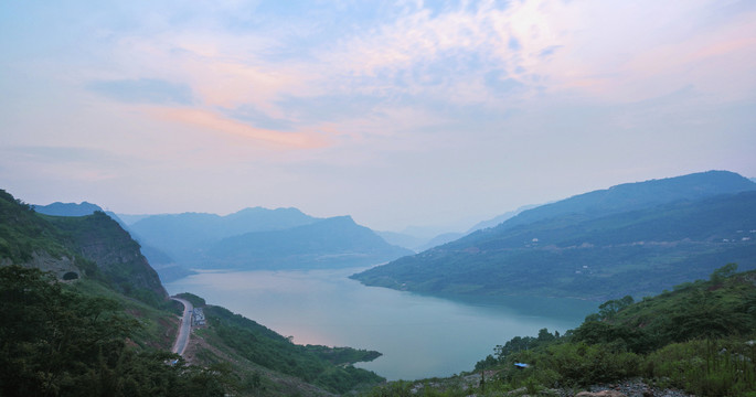 晚霞山脉金沙江