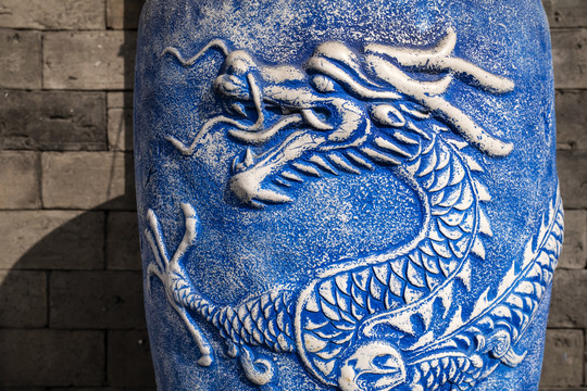 龙纹雕刻的蓝色大水缸