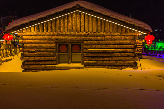 冬季雪村木屋红灯笼夜景