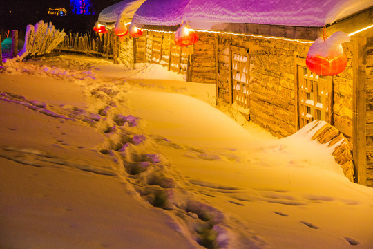 积雪木屋红灯笼